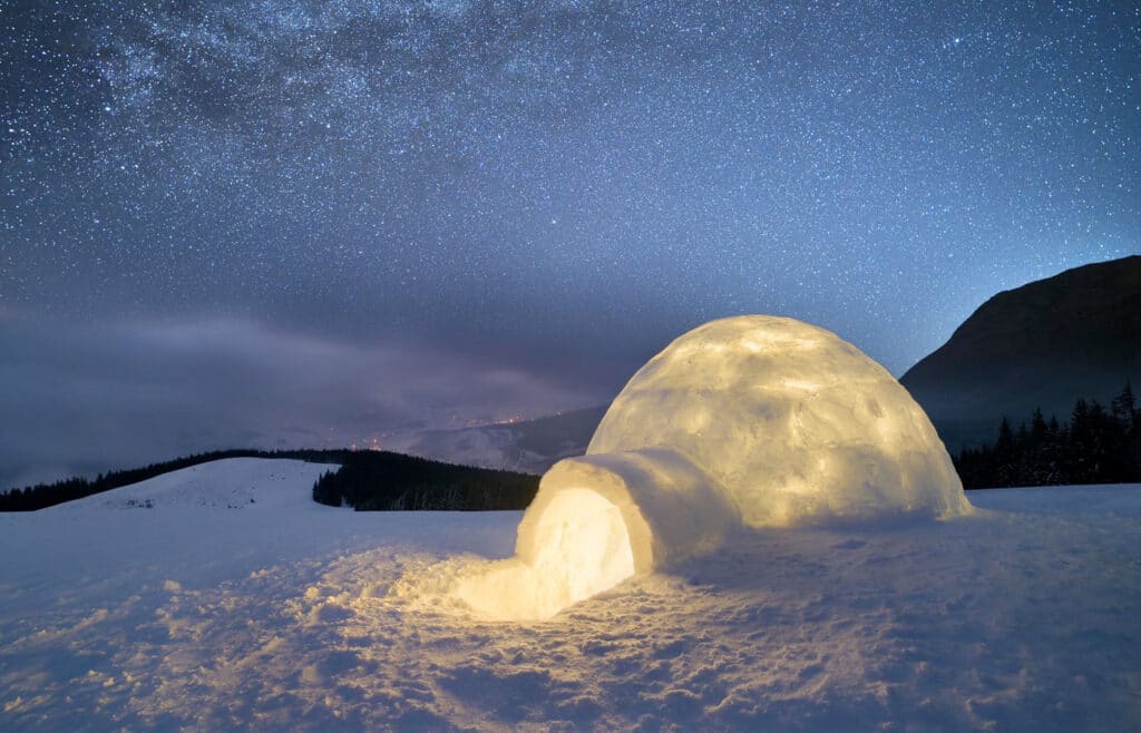 Liebe Freunde, Klienten, Geschäftspartner, zu Weihnachten möchte ich Ihnen das Bild mit dem Iglu und ein Wort des Philosophen und Psychologen Erich Fromm schenken, dessen faszinierende Bedeutung nur den wenigsten Menschen tatsächlich bewusst ist: „Glück ist ...