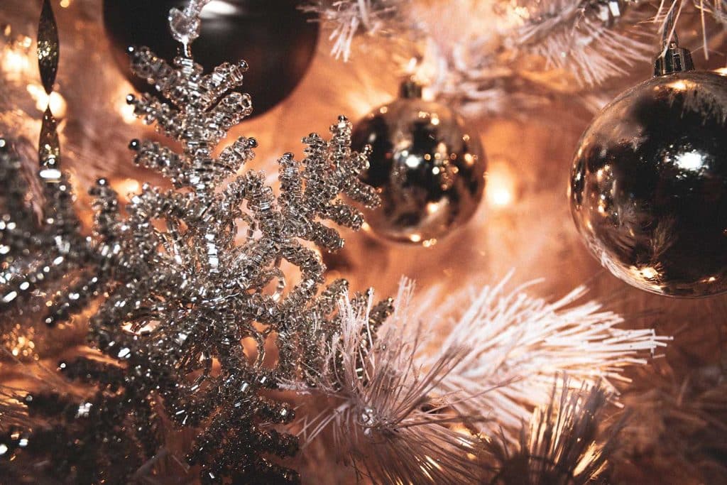 Liebe Freunde, Bekannte und Geschäftspartner, auch dieses Jahr möchte ich Ihnen herzliche Weihnachtsgrüße senden. Ich hoffe, Sie verbringen schöne besinnliche Tage im Kreis Ihrer Familie und genießen das Fest.
