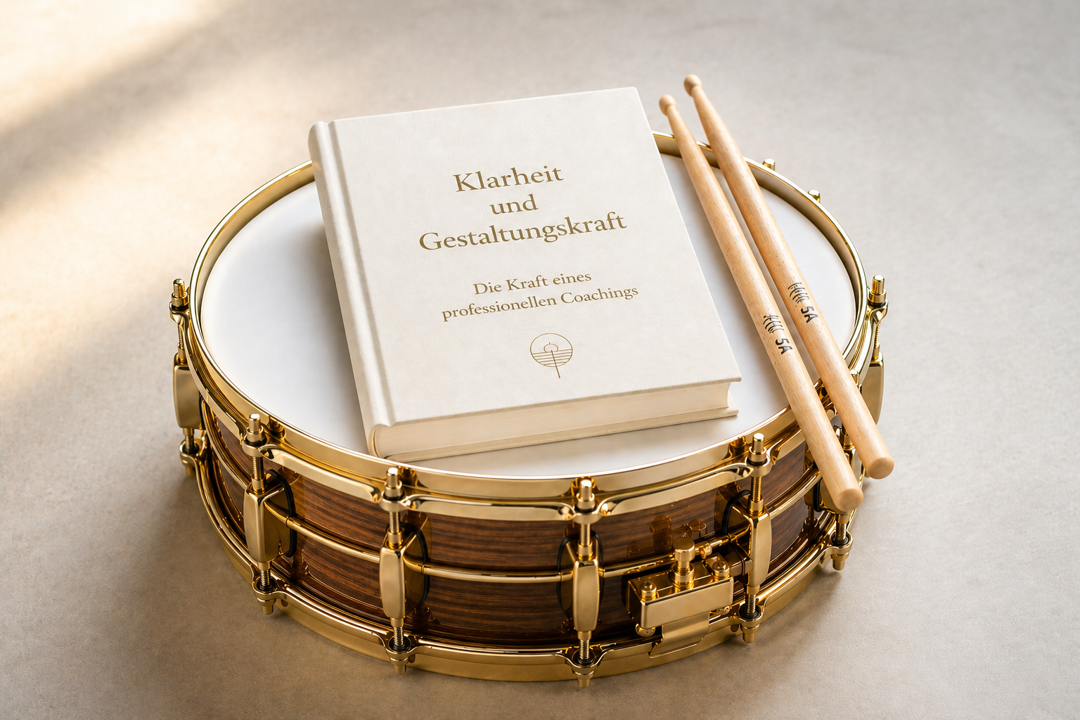 Snaredrum mit Buch und Sticks