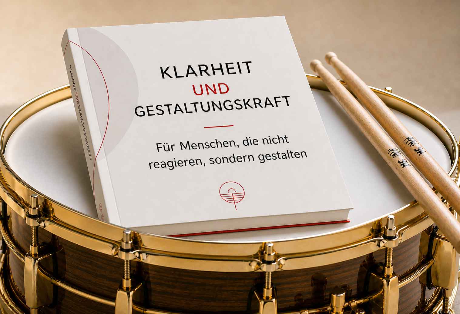 Snaredrum, darauf ein Buch mit dem Titel Klarheit und Gestaltungskraft - 2 Schlagzeugstöcke liegen daneben