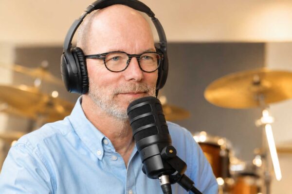 stefan_schuetz_online_coaching Stefan Schütz im Studio mit Kopfhörer und Mikrofon